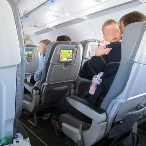 Voyager avec bébé : âge minimum, avion, destinations et conseils