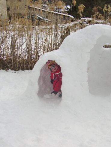 Activité sans skier à la neige construction igloo