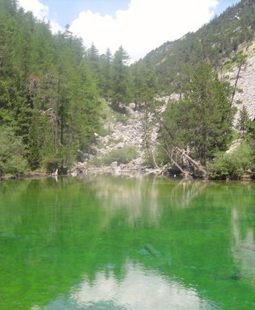 Randonnée au Lac Vert dans la vallée étroite