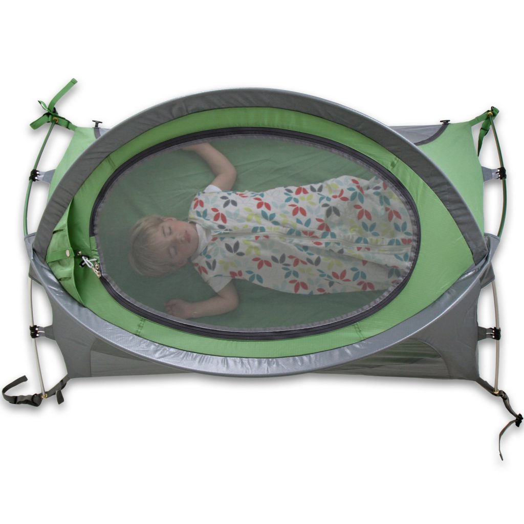 Lit de bébé pliant compact en bois Travel Sleeper® avec matelas en mousse  de 2 et roulettes surdimensionnées, naturel 