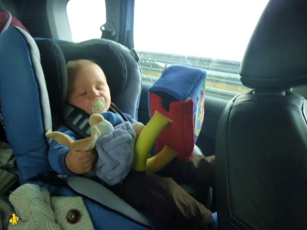 Comment occuper bébé lors d'un long trajet en voiture ?