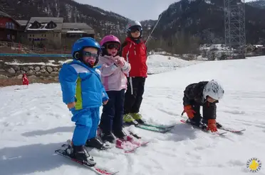 Une Jeune Maman, Une Femme Attache Le Porte-skis Pour Un Garçon De