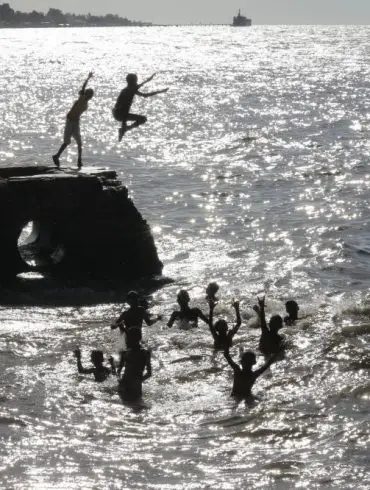 Le Timor Oriental avec des enfants