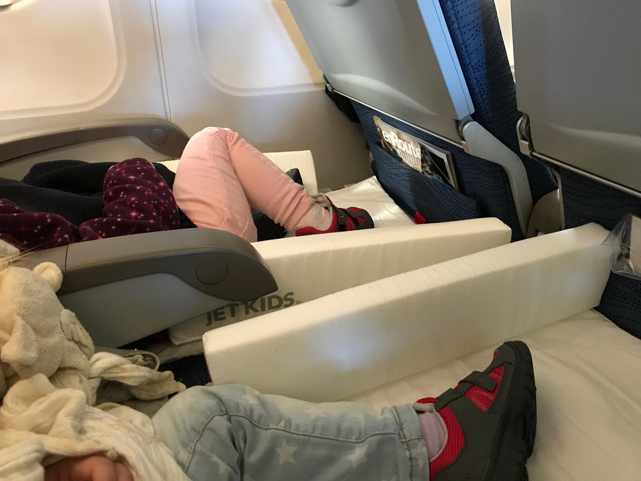 Кровать в самолете для ребенка