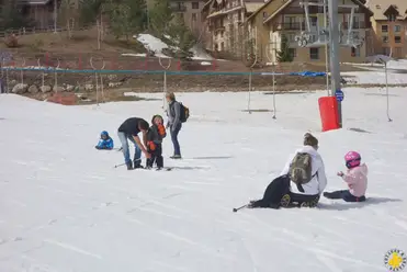 Une Jeune Maman, Une Femme Attache Le Porte-skis Pour Un Garçon De