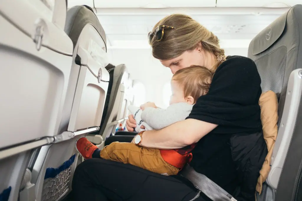 Les règles d'or du voyage en avion avec bébé : Femme Actuelle Le MAG