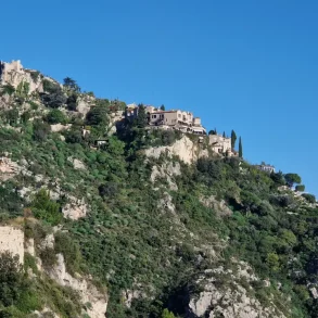 Eze en famille village perché